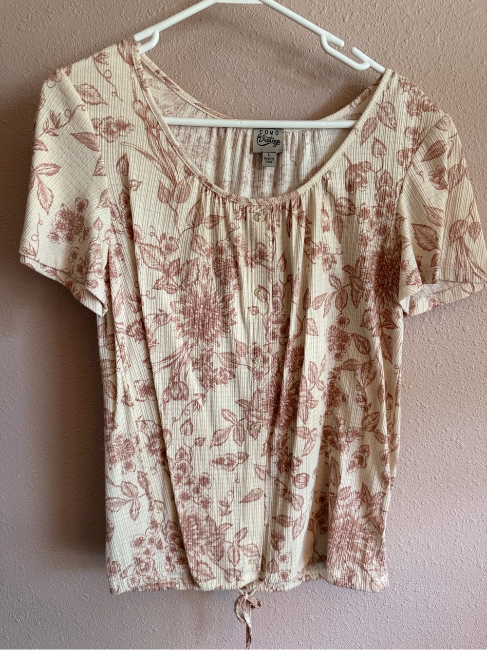 Como Vintage Cream Tee with Rose-Print Scoop Neck